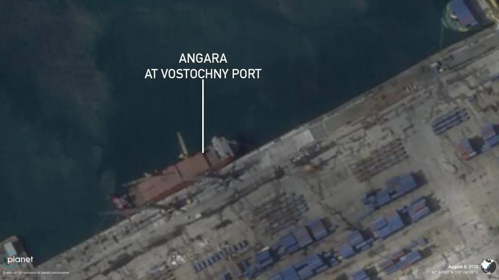 Российское грузовое судно Lady R впервые за два месяца было замечено в северокорейском порту Расон, что может свидетельствовать о возобновлении морских поставок вооружения