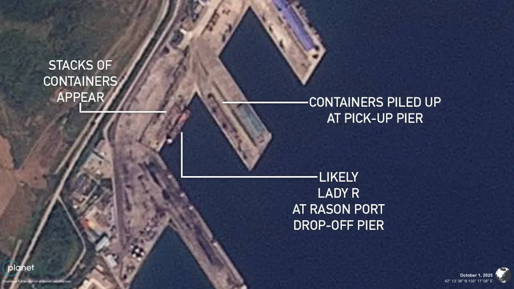 Российское грузовое судно Lady R впервые за два месяца было замечено в северокорейском порту Расон, что может свидетельствовать о возобновлении морских поставок вооружения