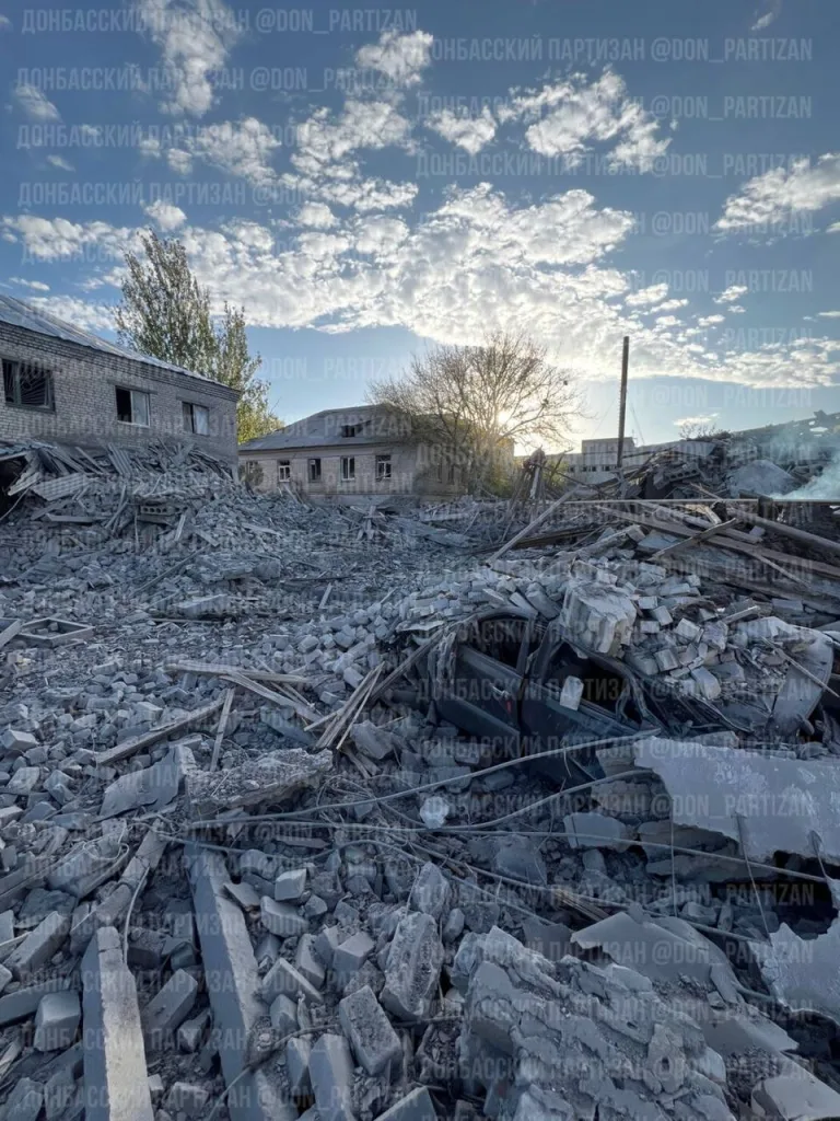 Красный Лиман 03.10.2025 в 21:45 зарегистрировано попадание авиабомбы ФАБ-250 с УМПК по городу