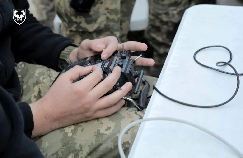 Украинские военные, прибывшие в Данию для обмена опытом в области борьбы с дронами, продемонстрировали датским военным работу дронов-перехватчиков Sting