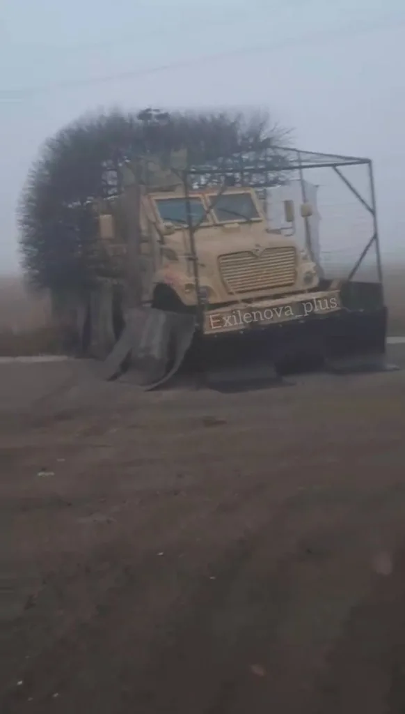 Обросший «колючками» бронеавтомобиль International MaxxPro ВСУ