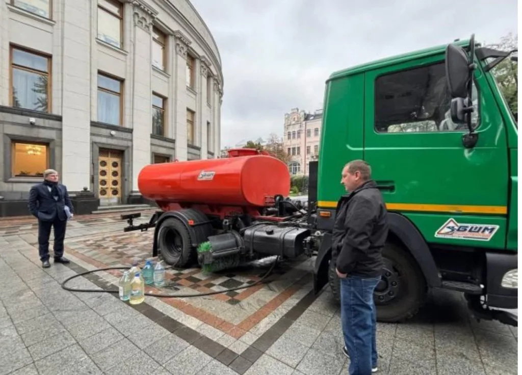 Украинский кабмин перешел на биотуалеты из-за блэкаута