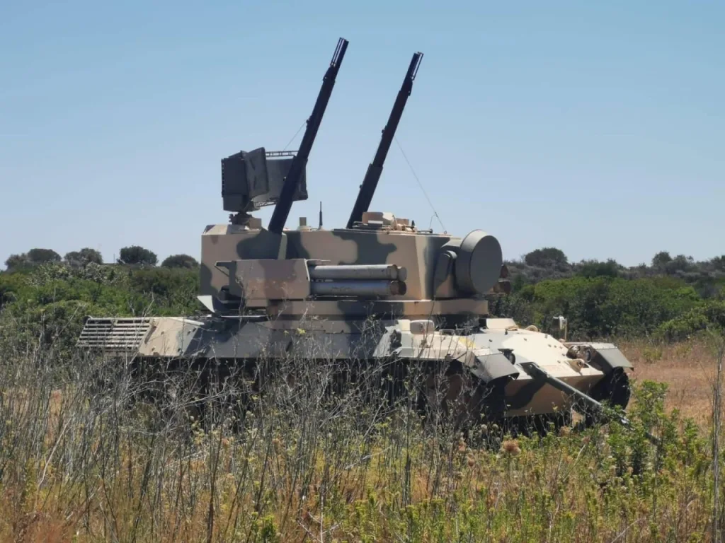 Макеты российского ЗРПК "Тунгуска" на шасси БТР M113 армии США и на шасси танка Leopard 1 армии Италии, используемые войсками НАТО для имитации сил противника в ходе учений