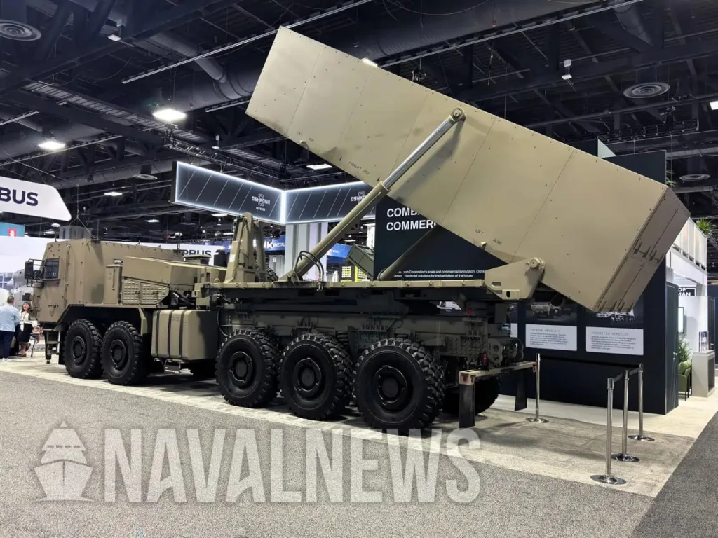 Опытная пусковая установка ракет Tomahawk под названием X-MAV от Oshkosh Defense, представленная на выставке AUSA 2025