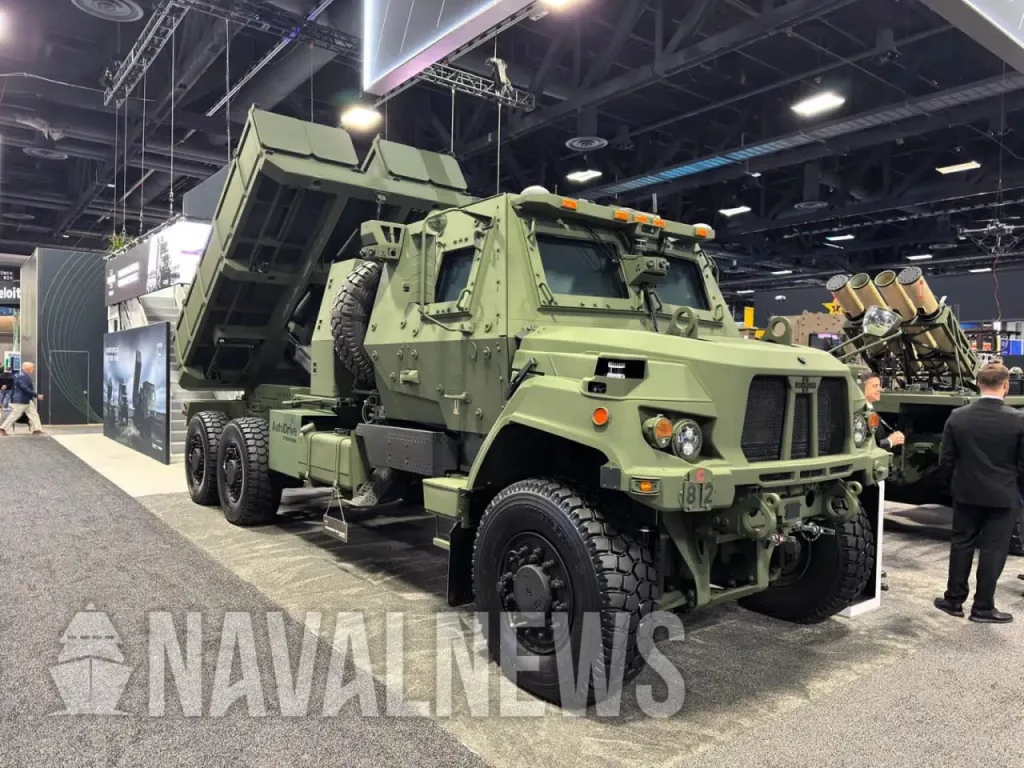 Опытная пусковая установка ракет Tomahawk под названием X-MAV от Oshkosh Defense, представленная на выставке AUSA 2025