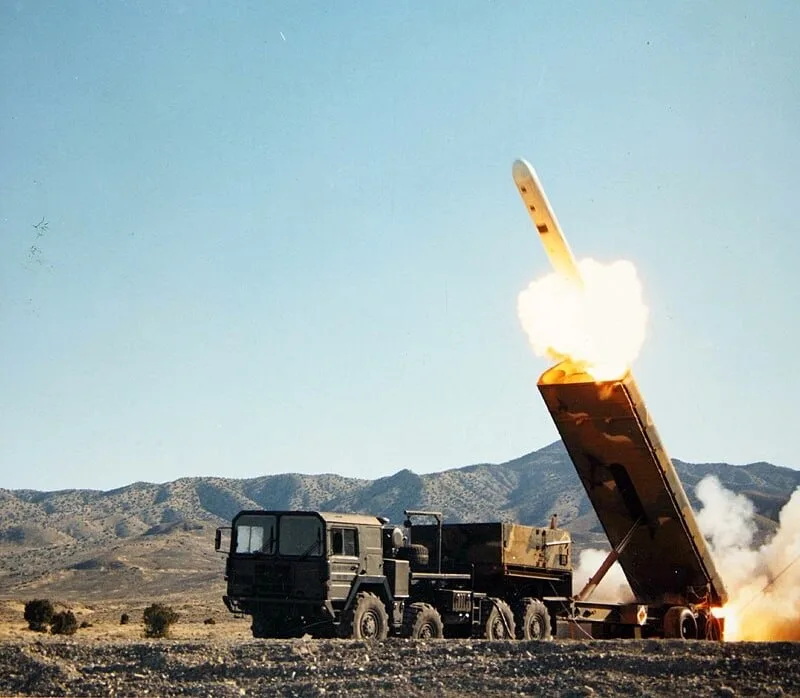 Опытная пусковая установка ракет Tomahawk под названием X-MAV от Oshkosh Defense, представленная на выставке AUSA 2025