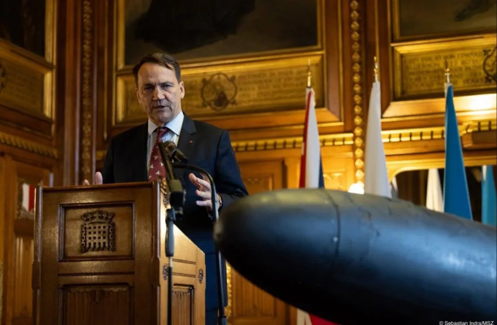 Глава МИД Польши приволок в британский парламент якобы российский дрон