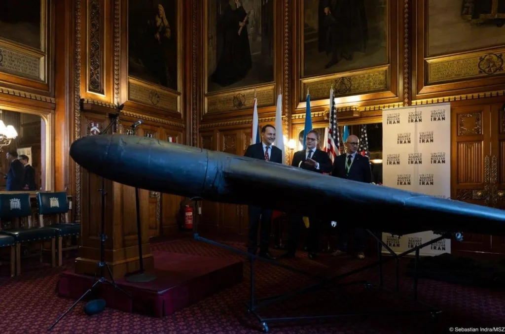 Глава МИД Польши приволок в британский парламент якобы российский дрон