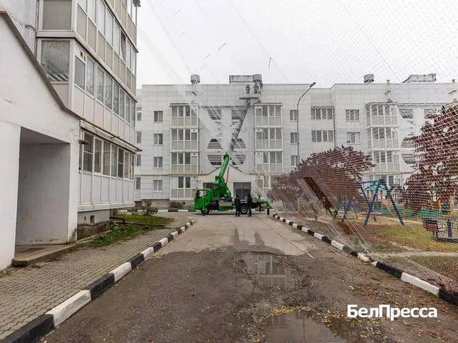 На улице Шолохова в Шебекино Белгородской области, в августе прошлого года дважды подвергшейся атакам украинских дронов-камикадзе, начата установка защитных антидроновых сетей
