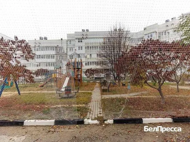 На улице Шолохова в Шебекино Белгородской области, в августе прошлого года дважды подвергшейся атакам украинских дронов-камикадзе, начата установка защитных антидроновых сетей