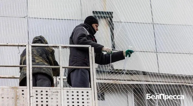 На улице Шолохова в Шебекино Белгородской области, в августе прошлого года дважды подвергшейся атакам украинских дронов-камикадзе, начата установка защитных антидроновых сетей