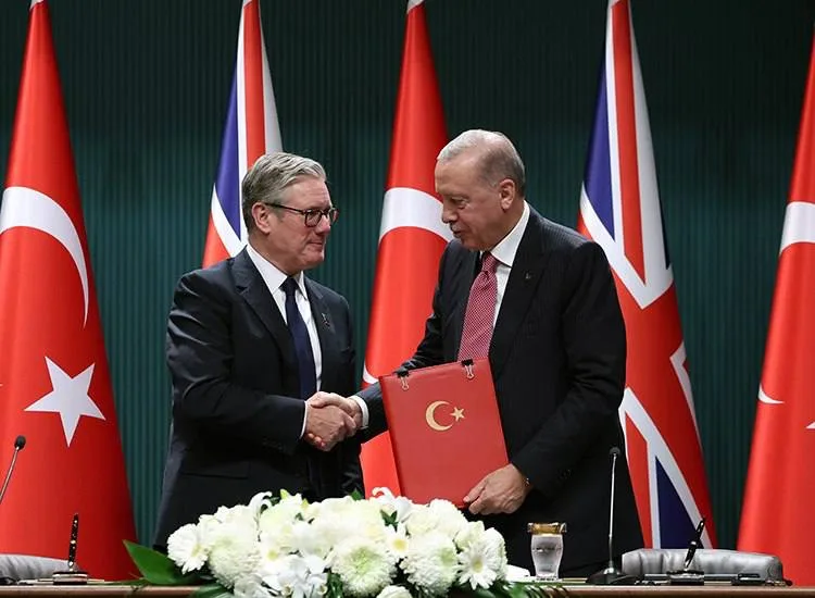 Правительство Великобритании рапортует, что в ходе визита премьера Кима Стармера в Турцию был подписан контакт на поставку турецким ввс 20-ти многофункциональных истребителей Eurofighter Typhoon модификации Tranche 5