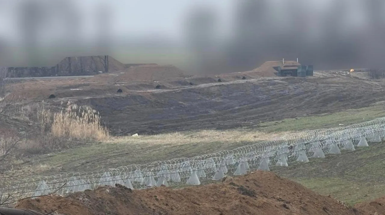 По странному стечению обстоятельств "оборонительная стена", о строительстве которой (правда без фотографий, только на словах) отчитывались многочисленные украинские блогеры, находится фактически на границе с Днепропетровской областью