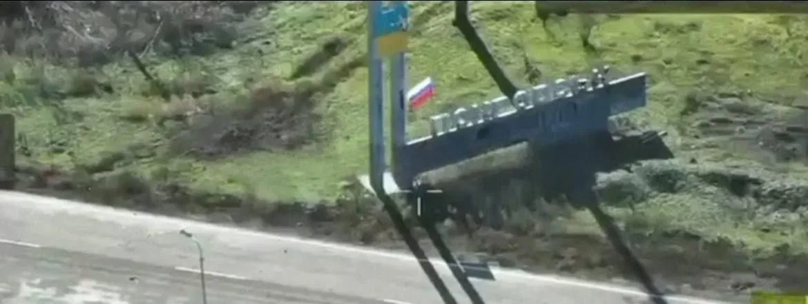 «Слова излишни»: русский флаг установлен на стеле в Покровске