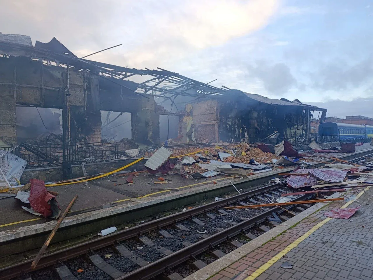 Враг заявляет, что минувшей ночью шла плотная "обработка" объектов железнодорожной инфраструктуры в Харьковской и Сумской областях