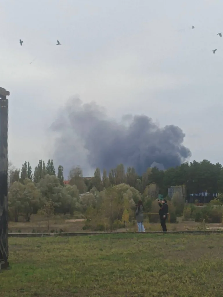 Киевская область. На фото местные, видимо, фоткают последствия прилёта "Герани"