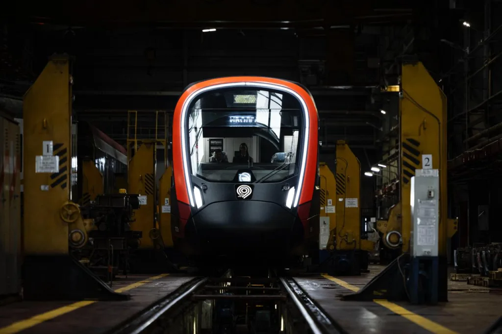 250-метровая чёрная мамба замечена в Москве. И это сотый поезд "Иволга", выкрашенный в дерзко-чёрный, не пугайтесь