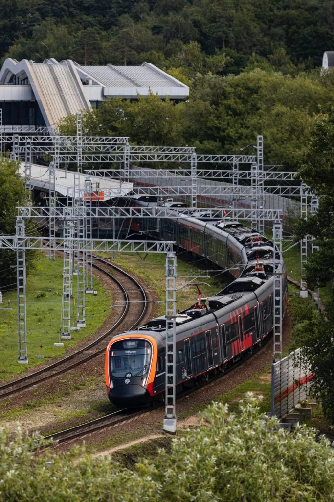 250-метровая чёрная мамба замечена в Москве. И это сотый поезд "Иволга", выкрашенный в дерзко-чёрный, не пугайтесь
