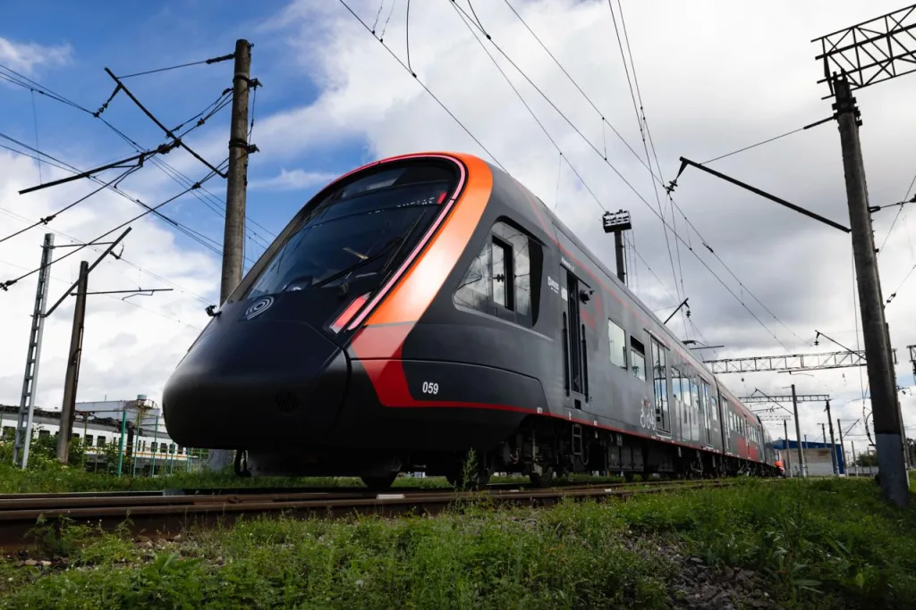 250-метровая чёрная мамба замечена в Москве. И это сотый поезд "Иволга", выкрашенный в дерзко-чёрный, не пугайтесь