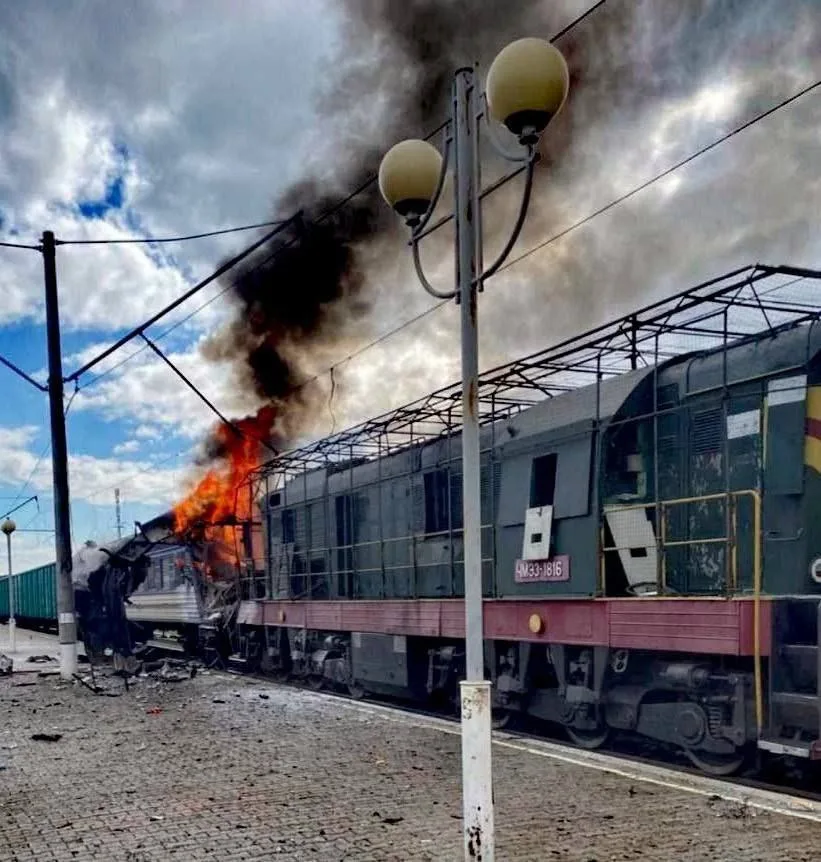 Зеленский снова лжёт: в Шостке уничтожен военный состав, а не пассажирский поезд