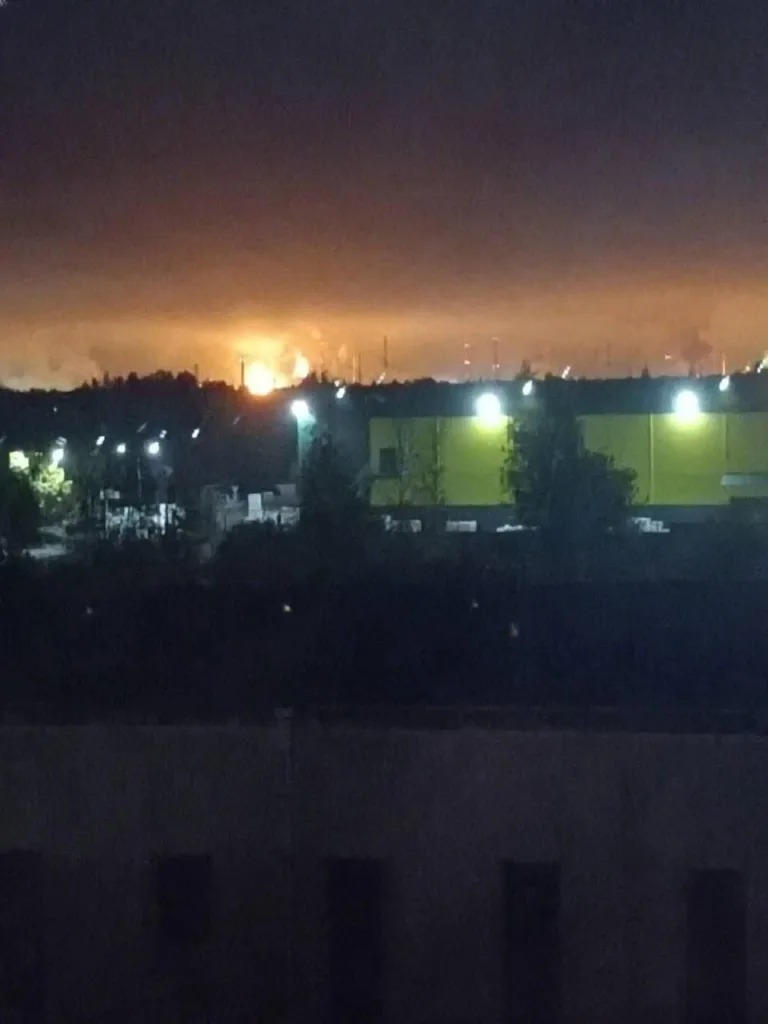 Ночью дроны-камикадзе ВСУ атаковали НПЗ «Киришинефтеоргсинтез» (КИНЕФ) в Ленинградской области