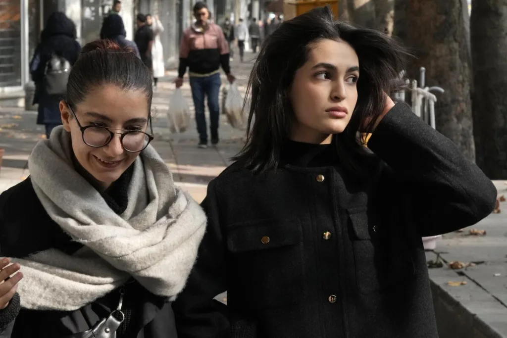 Женщины в Иране массово снимают хиджабы