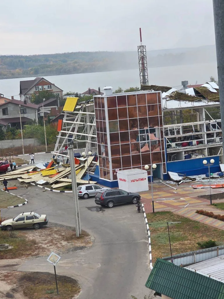 Последствия ракетного удара ВСУ по физкультурно-оздоровительному центру в поселке Маслова Пристань Белгородской области