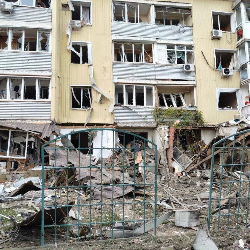 Последствия ракетного удара ВСУ по физкультурно-оздоровительному центру в поселке Маслова Пристань Белгородской области