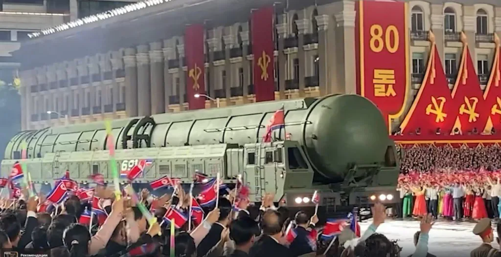 Бойцы КНДР, воевавшие в Курской области, прошли на параде под флагами КНДР и России