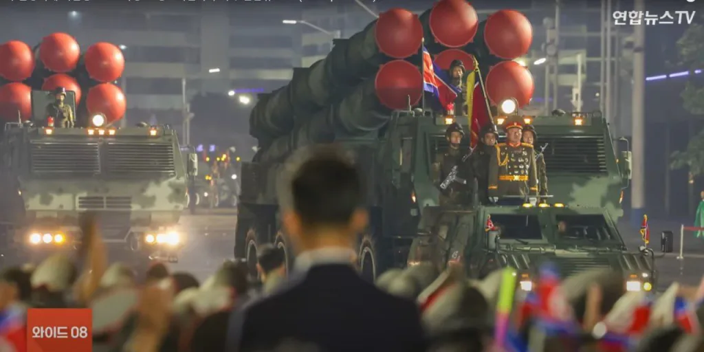 Бойцы КНДР, воевавшие в Курской области, прошли на параде под флагами КНДР и России