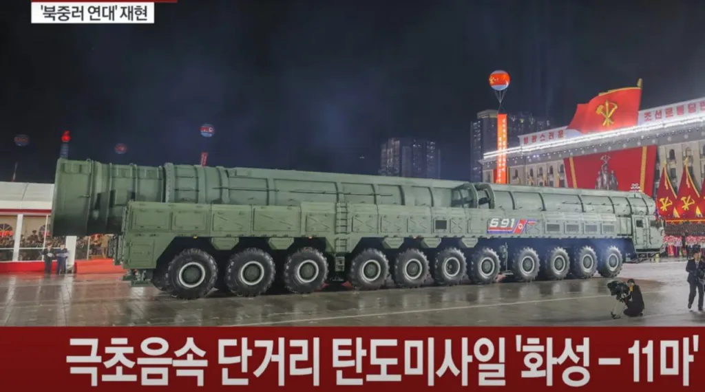 Бойцы КНДР, воевавшие в Курской области, прошли на параде под флагами КНДР и России