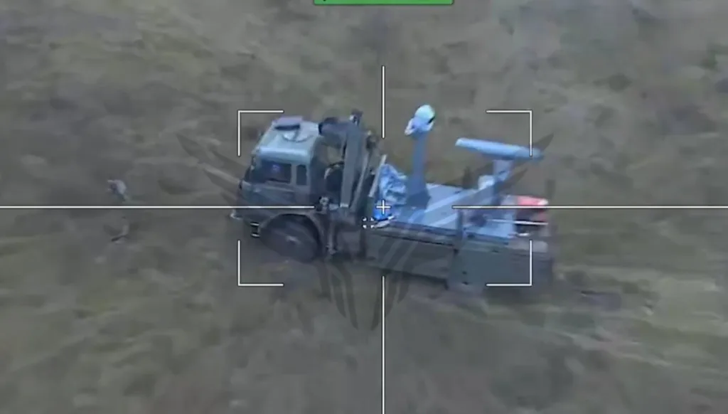 Уничтожение барражирующим боеприпасом «Ланцет» центра «Рубикон» украинского ЗРК на базе грузовика DAF с пуской установкой для запуска 70-мм ракет APKWS в Сумской области