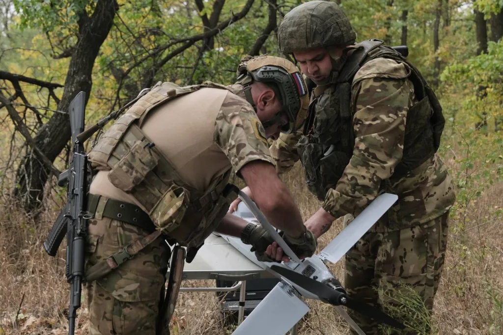 Кадры боевого применения барражирующих боеприпасов семейства ZALA «Ланцет» расчётами группировки войск «Центр» на Покровском (Красноармейском) направлении