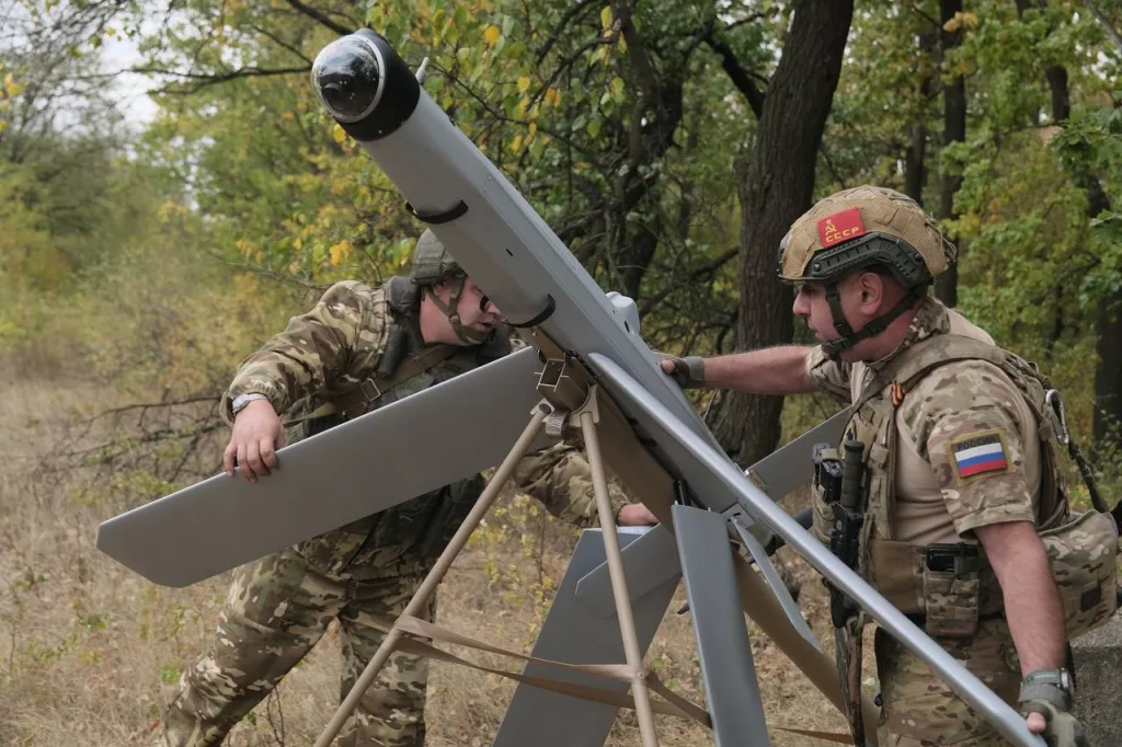 Кадры боевого применения барражирующих боеприпасов семейства ZALA «Ланцет» расчётами группировки войск «Центр» на Покровском (Красноармейском) направлении