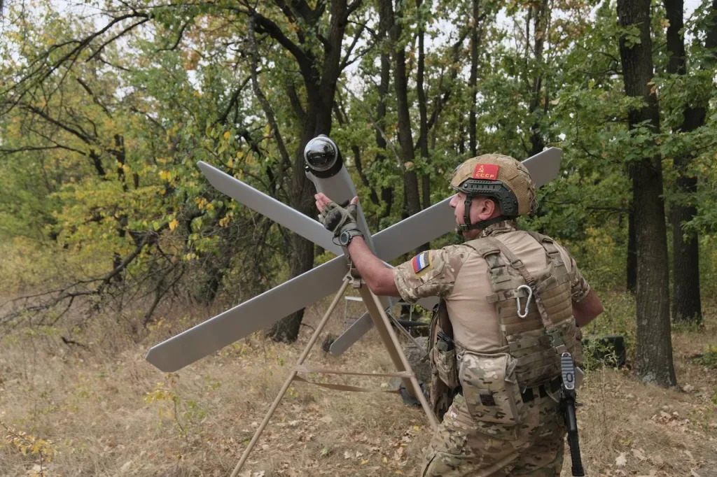 Кадры боевого применения барражирующих боеприпасов семейства ZALA «Ланцет» расчётами группировки войск «Центр» на Покровском (Красноармейском) направлении