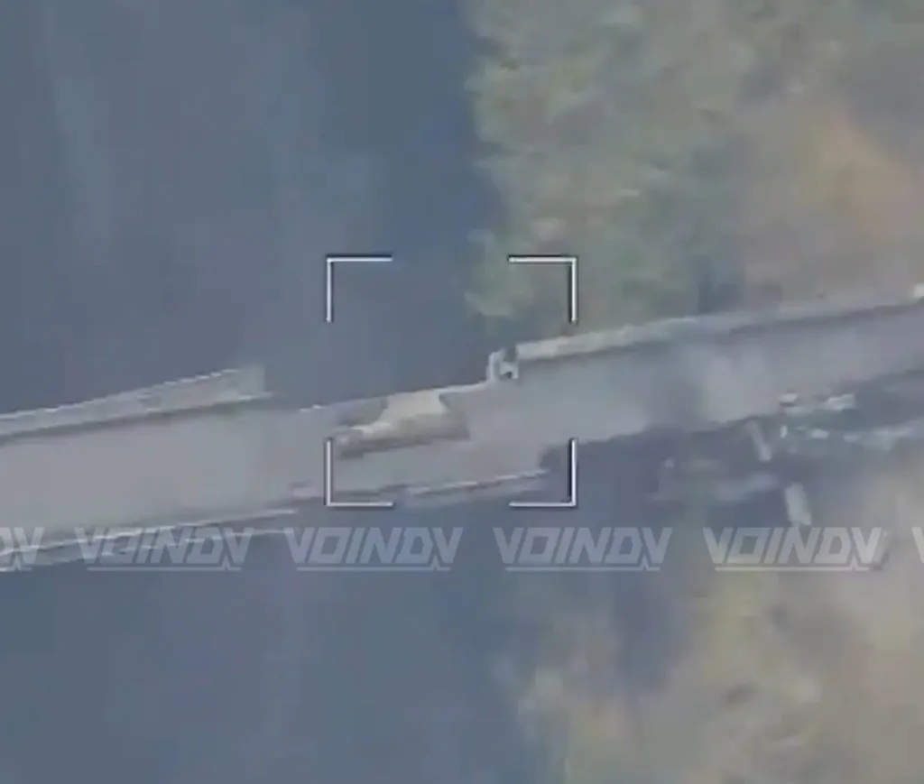 Поражение одного из трех мостов через реку Волчья ударами ФАБ-500 с УМПК в пгт Покровское Днепропетровской области