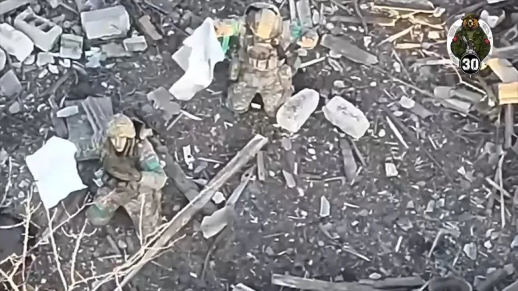 Пара украинских солдат сдается российскому дрону в центре Покровска