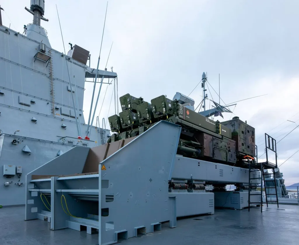 Теперь уже немецкий флот в лице фрегата проекта 125 (F125) F222 Baden-Württemberg разместил на своей корме сухопутный ЗРК IRIS-T SLM