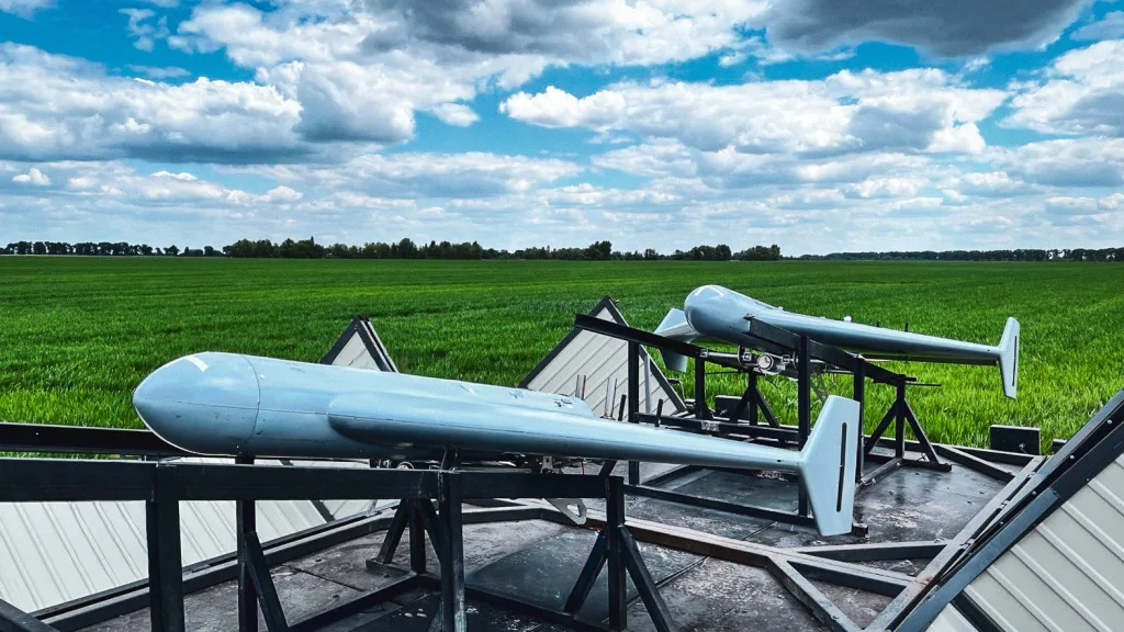 Компания Auterion (Вирджиния, США) заявила об успешном завершении проекта Artemis, в рамках которого создан ударный БПЛА с дальностью действия около 1600 км и боеголовкой 40 кг