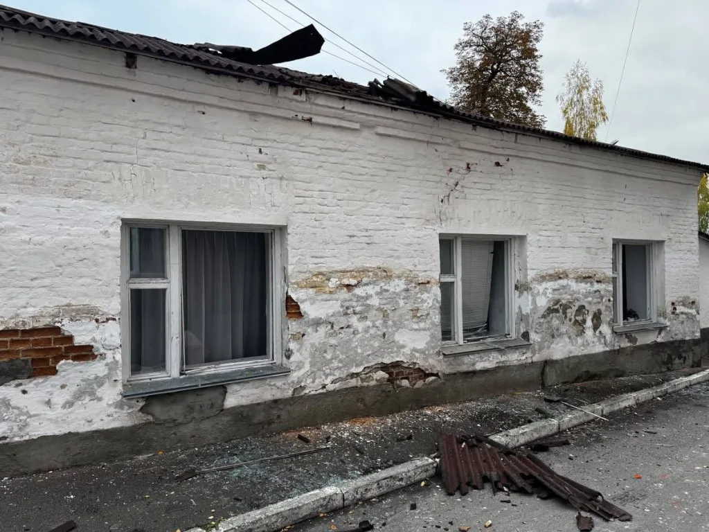 Прилеты "Гераней-2" по целям в городе Новгород-Северский Черниговской области и также характерные следы от попаданий кассетных суббоеприпасов РСЗО "Торнадо-С", также наносившей удар