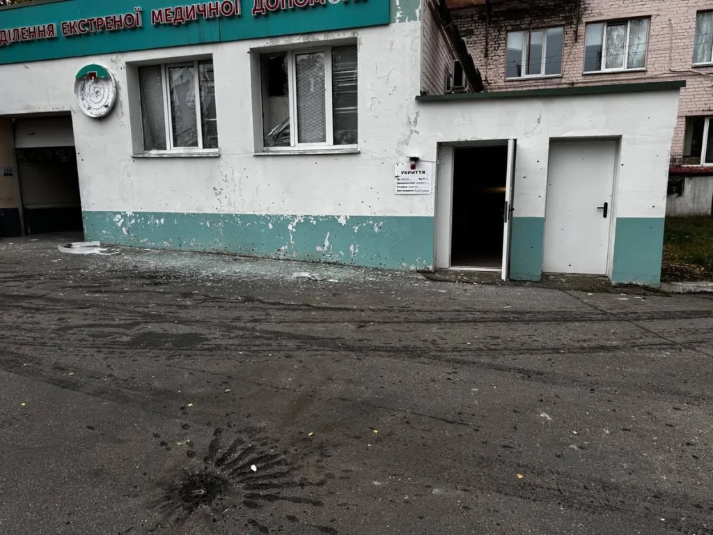 Прилеты "Гераней-2" по целям в городе Новгород-Северский Черниговской области и также характерные следы от попаданий кассетных суббоеприпасов РСЗО "Торнадо-С", также наносившей удар