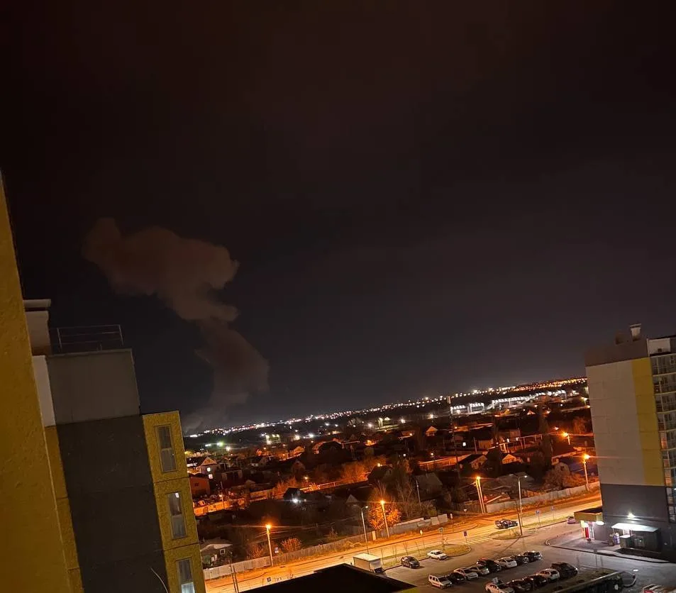 Кадры мощных взрывов в Челябинске и соседнем Копейске, сообщается о прилетах украинских дронов
