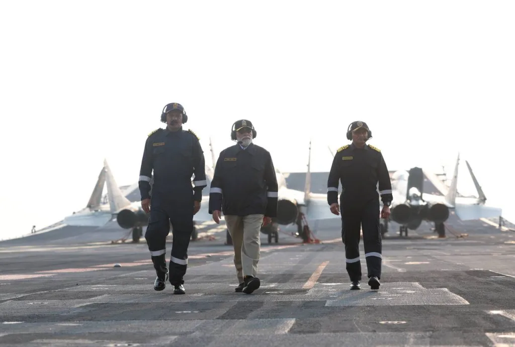 На этой неделе премьер министр Индии Нарендра Моди посетил новейший авианосец R11 Vikrant ВМС Индии, где также осмотрел работу российский МиГ-29К(КУБ) и другую технику индийского флота