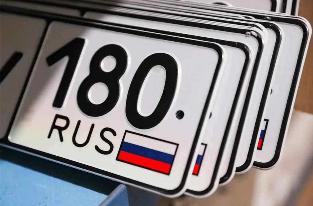 Части россиян грозит штраф за отсутствие триколора на автомобильных номерах – напомнили в МВД