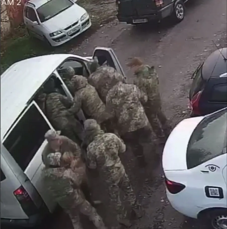 Харьков. Людоловы с улицы похитили мужика, а следом и его собаку, увезя по известному направлению