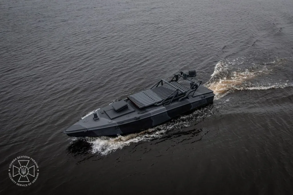 Обновлённые версии безэкипажных катеров Sea Baby СБУ в варианте с боевым модулем с 14,5-мм пулемётом КПВТ и и в варианте РСЗО с десятью направляющими для запуска 122-мм реактивных снарядов