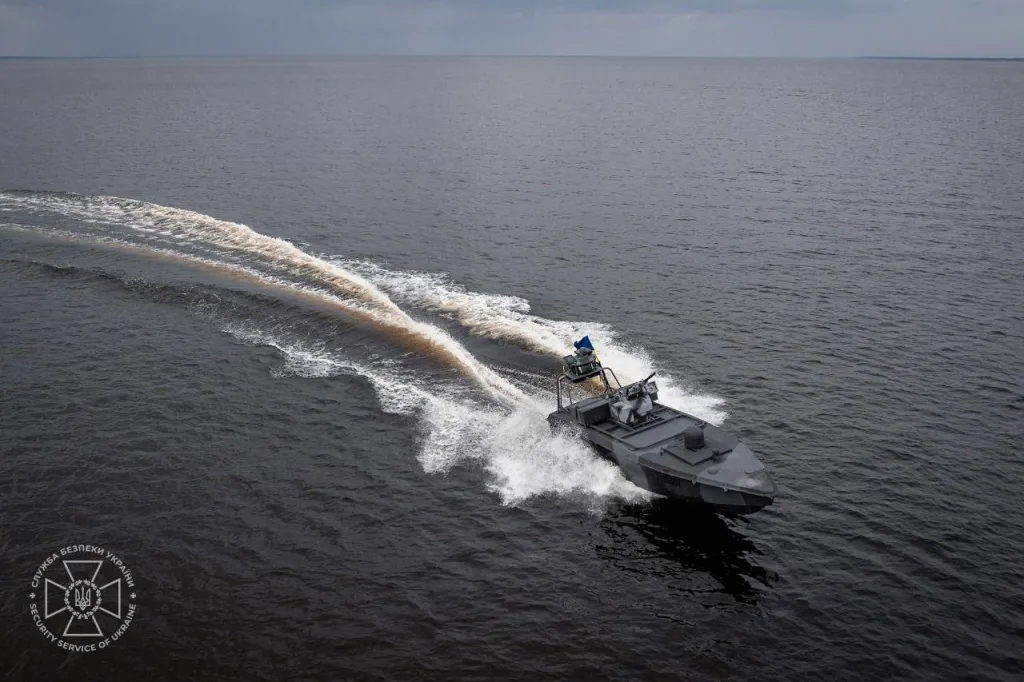 Обновлённые версии безэкипажных катеров Sea Baby СБУ в варианте с боевым модулем с 14,5-мм пулемётом КПВТ и и в варианте РСЗО с десятью направляющими для запуска 122-мм реактивных снарядов