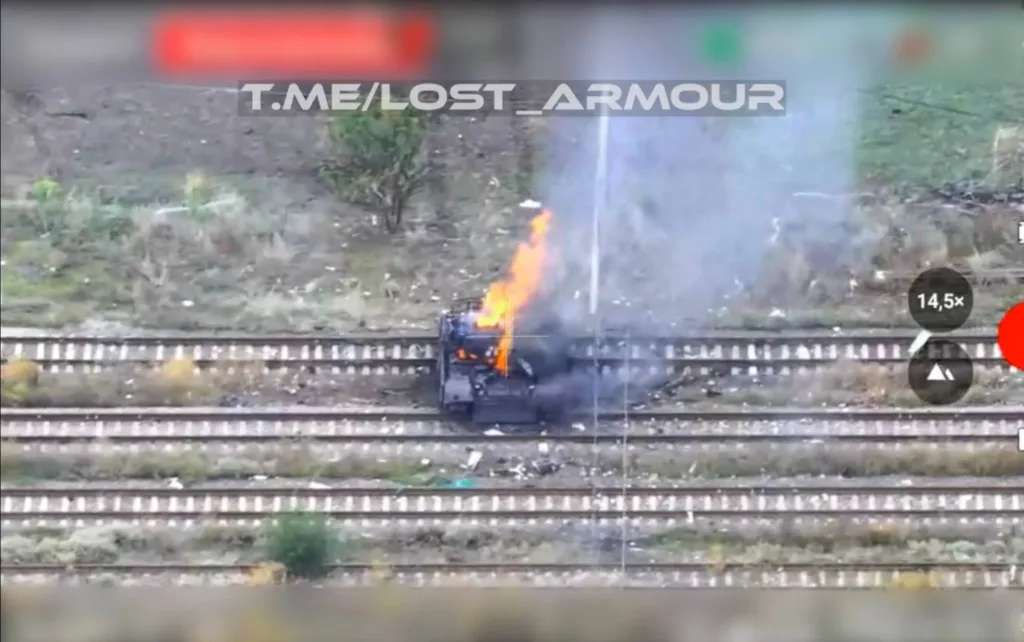 Уничтожение ударами нескольких FPV-дронов танка Т-72 ВСУ на территории железнодорожной станции Мерцалово в посёлке Дорожное