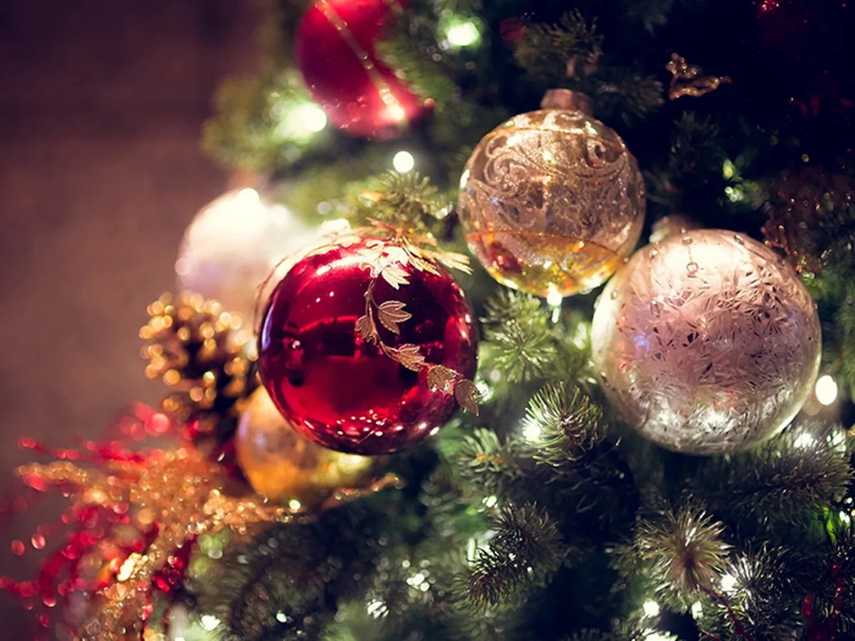 Какие новогодние игрушки нельзя вешать на елку в предстоящий год Огненной Лошади?0