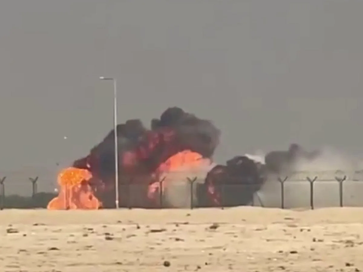 Истребитель индийских ВВС разбился на выставке Dubai Airshow 2025 пилот погиб снято видео0